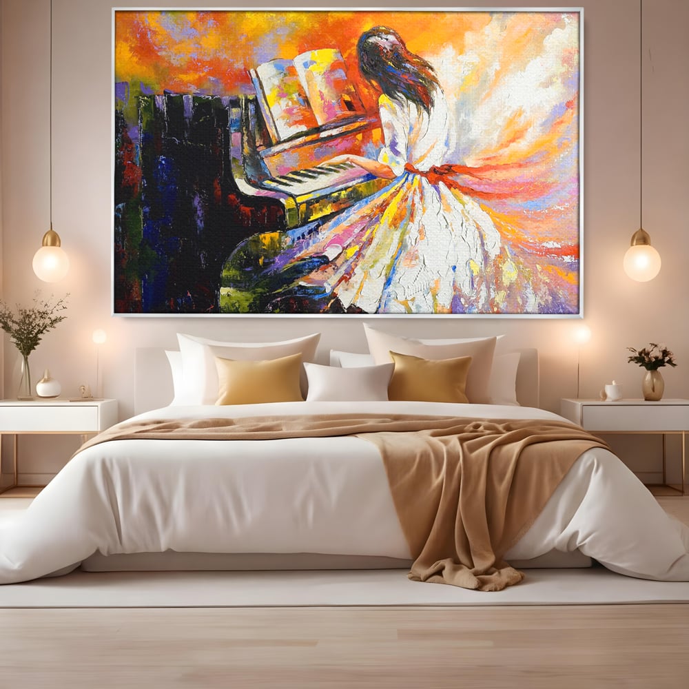Tablou canvas cu pictura cu femeie cantand la pian, in rama de aluminiu argintiu, pe perete intr-un dormitor